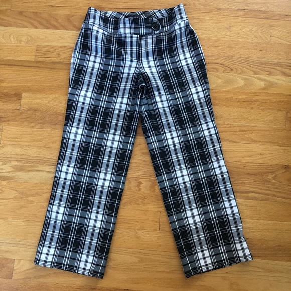 women's plaid capris